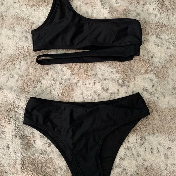 Two piece swim suit - Picture 1 of 4